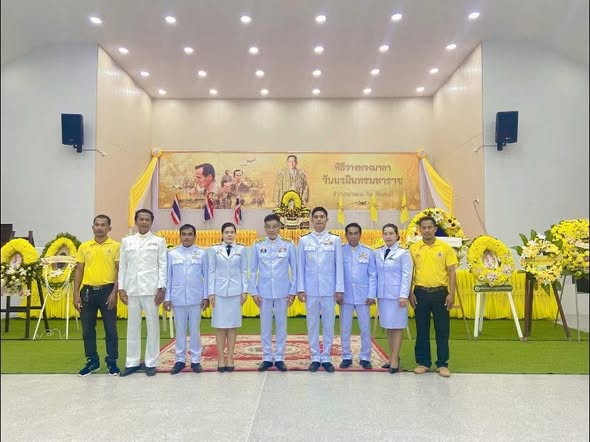 วันจันทร์ ที่ 13 ตุลาคม 2568
        องค์การบริหารส่วนตำบลหน้าเขา นำโดย นายอำนาจ ชำนิบุตร รองนายกองค์การบริหารส่วนตำบลหน้าเขา นางกัญณฐา สุกทอง ปลัดองค์การบริหารส่วนตำบลหน้าเขา และ พนักงานเจ้าหน้าที่ เข้าร่วมกิจกรรม เนื่องในวันนวมินทรมหาราช 
         โดยร่วมพิธีเจริญพระพุทธมนต์ เวลา 07.00 น. ณ ห้องประชุมราชสีห์ อำเภอเขาพนม จังหวัดกระบี่ และ พิธีทำบุญตักบาตรถวายพระราชกุศล  
ณ บริเวณหน้าสำนักงานเทศบาลตำบลเขาพนม 
         และร่วมพิธีถวายพวงมาลา เวลา 08.30 น. ณ ห้องราชสีห์ อำเภอเขาพนม จังหวัดกระบี่