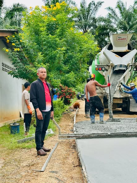 ลงพื้นที่ตรวจสอบ การเทคอนกรีต โครงการก่อสร้างถนนคอนกรีตเสริมเหล็กสายบ้านนายรุ่ม-คลองปราบ หมู่ที่2 ตำบลหน้าเขา อำเภอเขาพนม จังหวัดกระบี่