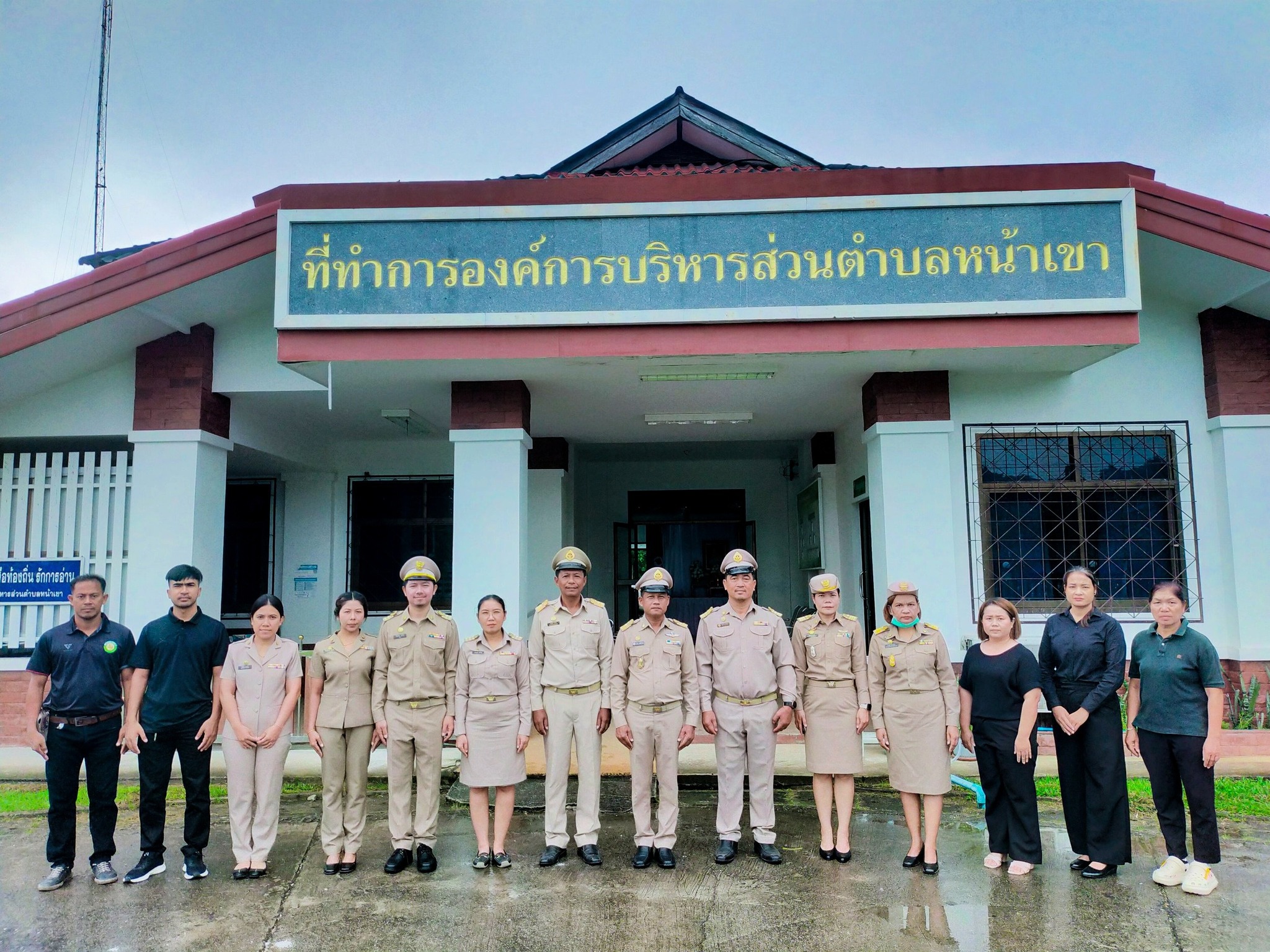 ร่วมกิจกรรมเคารพธงชาติและร้องเพลงชาติไทย ณ บริเวณเสาธง หน้าสำนักงานองค์การบริหารส่วนตำบลหน้าเขา