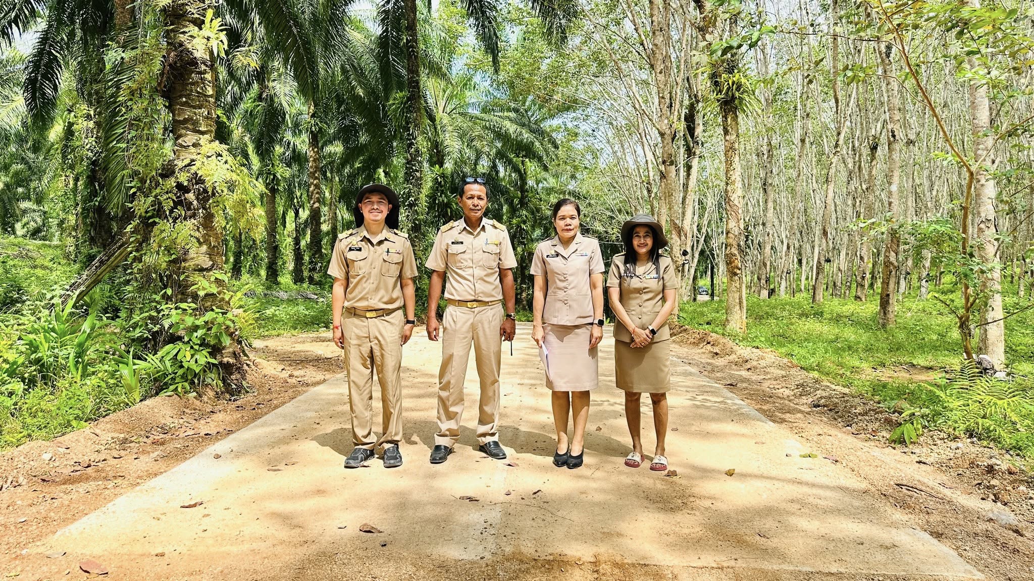 ลงพื้นที่ตรวจรับงานจ้างโครงการก่อสร้างถนนคอนกรีตเสริมเหล็กสายห้วยน้ำแก้ว - ควนผึ้ง หมู่ที่ 6 ตำบลหน้าเขา อำเภอเขาพนม จังหวัดกระบี่