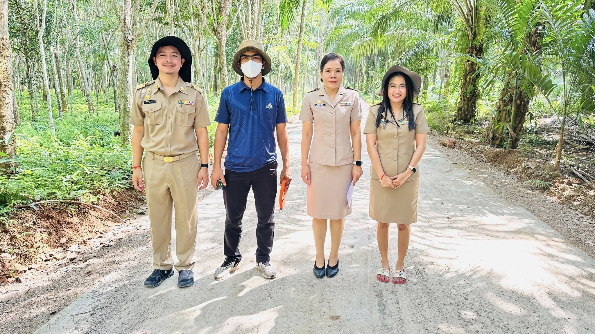 ลงพื้นที่ตรวจรับงานจ้าง โครงการก่อสร้างถนนคอนกรีตเสริมเหล็กสายต้นพงษ์ - ทุ่งใสมัน หมู่ที่ 3 
ตำบลหน้าเขา อำเภอเขาพนม จังหวัดกระบี่