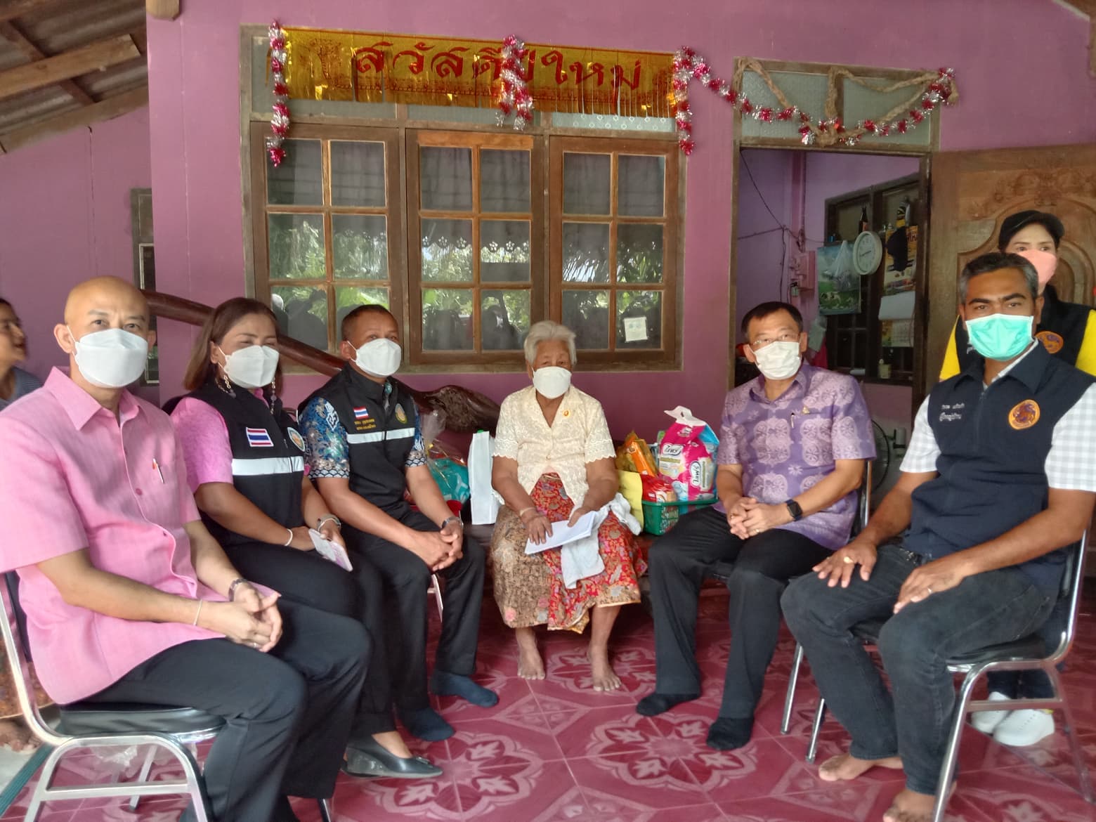 ร่วมมอบโล่ เข็มกลัดเกียรติคุณและเงินให้กับผู้สูงอายุ 100 ปีขึ้นไป