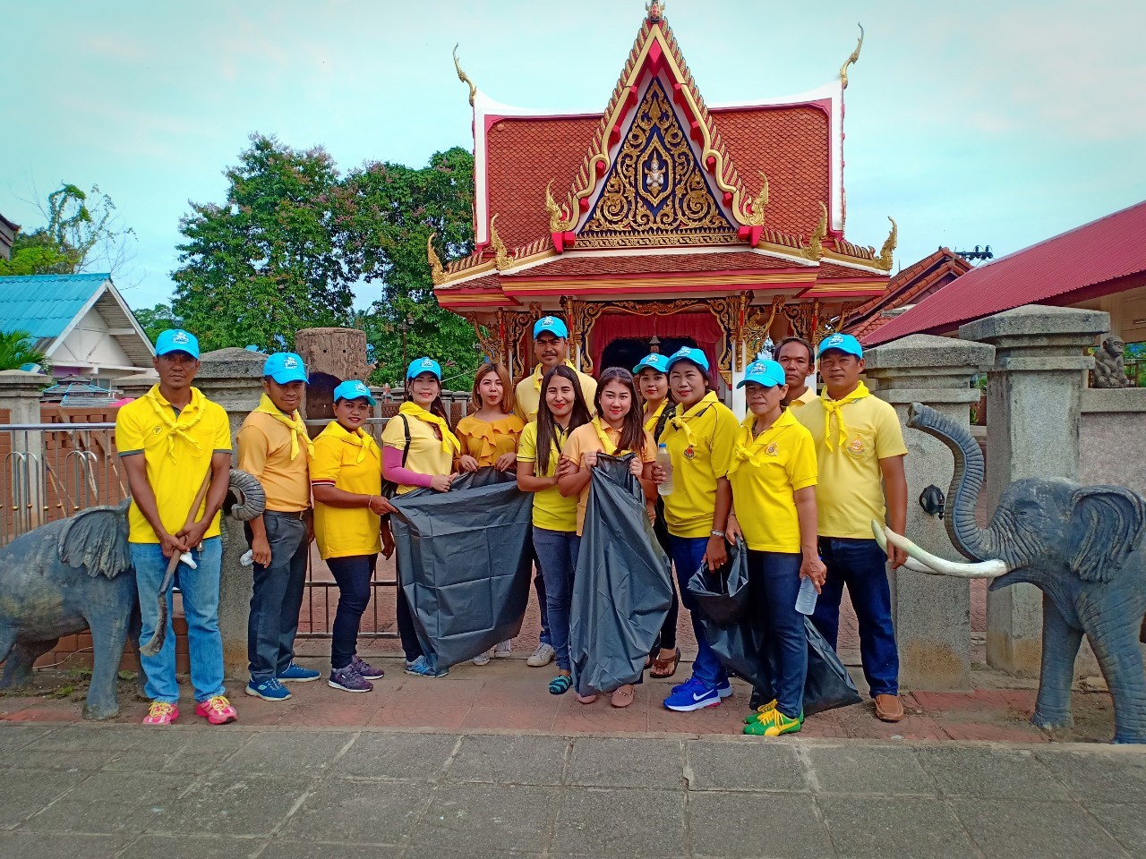 วัเข้าร่วมกิจกรรม จิตอาสาพัฒนาตามโครงการ 1 จังหวัด 1 ถนนเฉลิมพระเกียรติ  เวลา 08.30 น. องค์การบริหารส่วนตำบลหน้าเขารับผิดชอบดูแลรักษาความสะอาด  ตัดหญ้าบริเวณริมฟุตบาทหน้าธนาคารไทยพาณิชย์ ถึงห้างซุปเปอร์ชิป อำเภอเขาพนม จังหวัดกระบี่